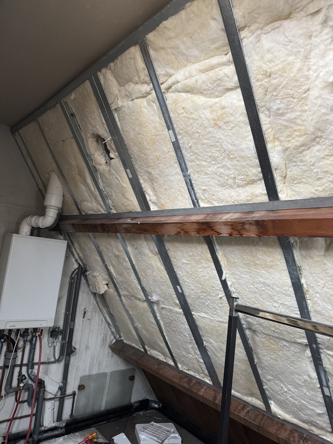 Dakisolatie en metal-stud onderconstructie tijdens renovatie — Batur Bouw