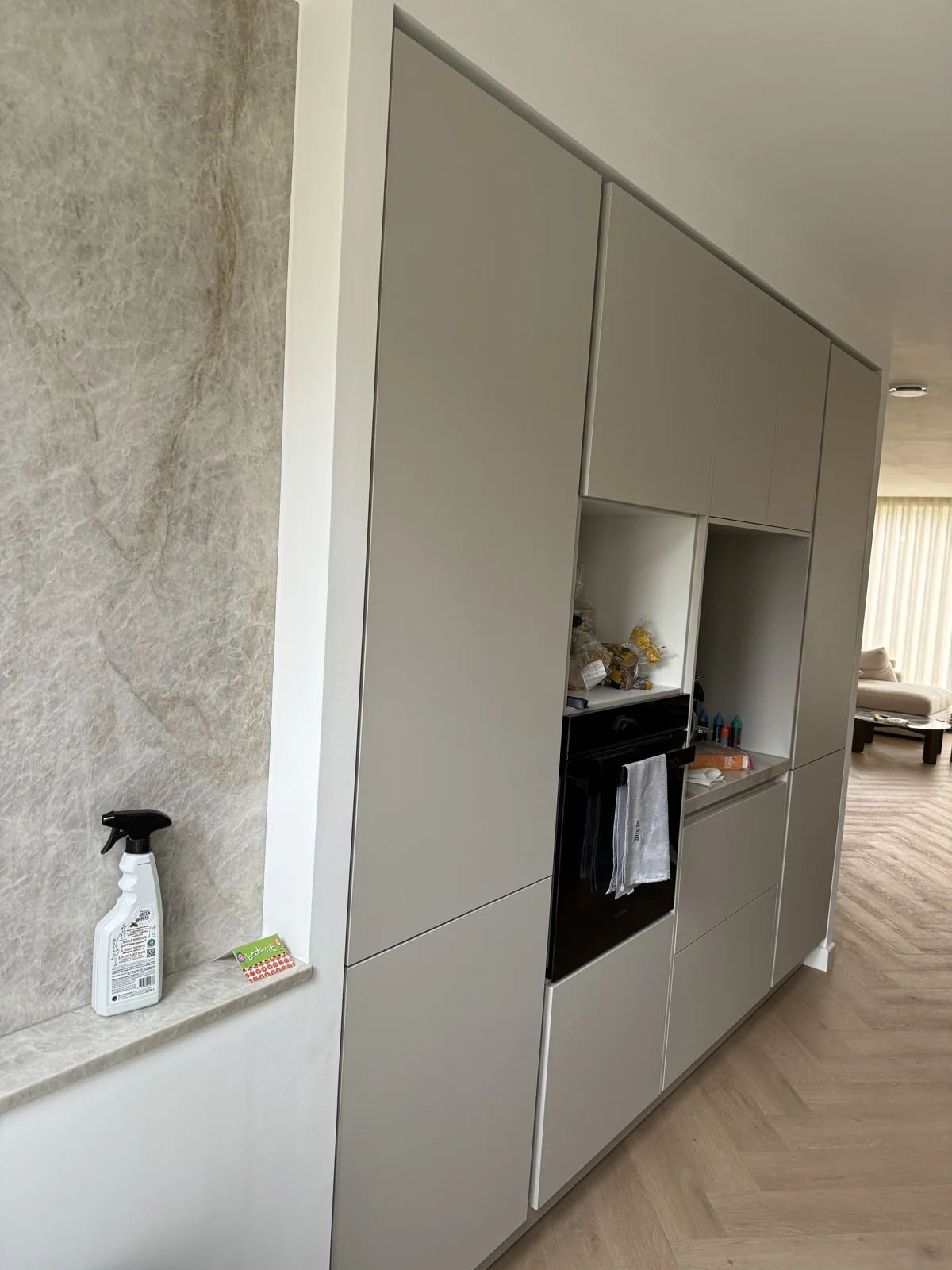 Interieurdetail met maatwerkkasten en rustige wandafwerking — Batur Bouw