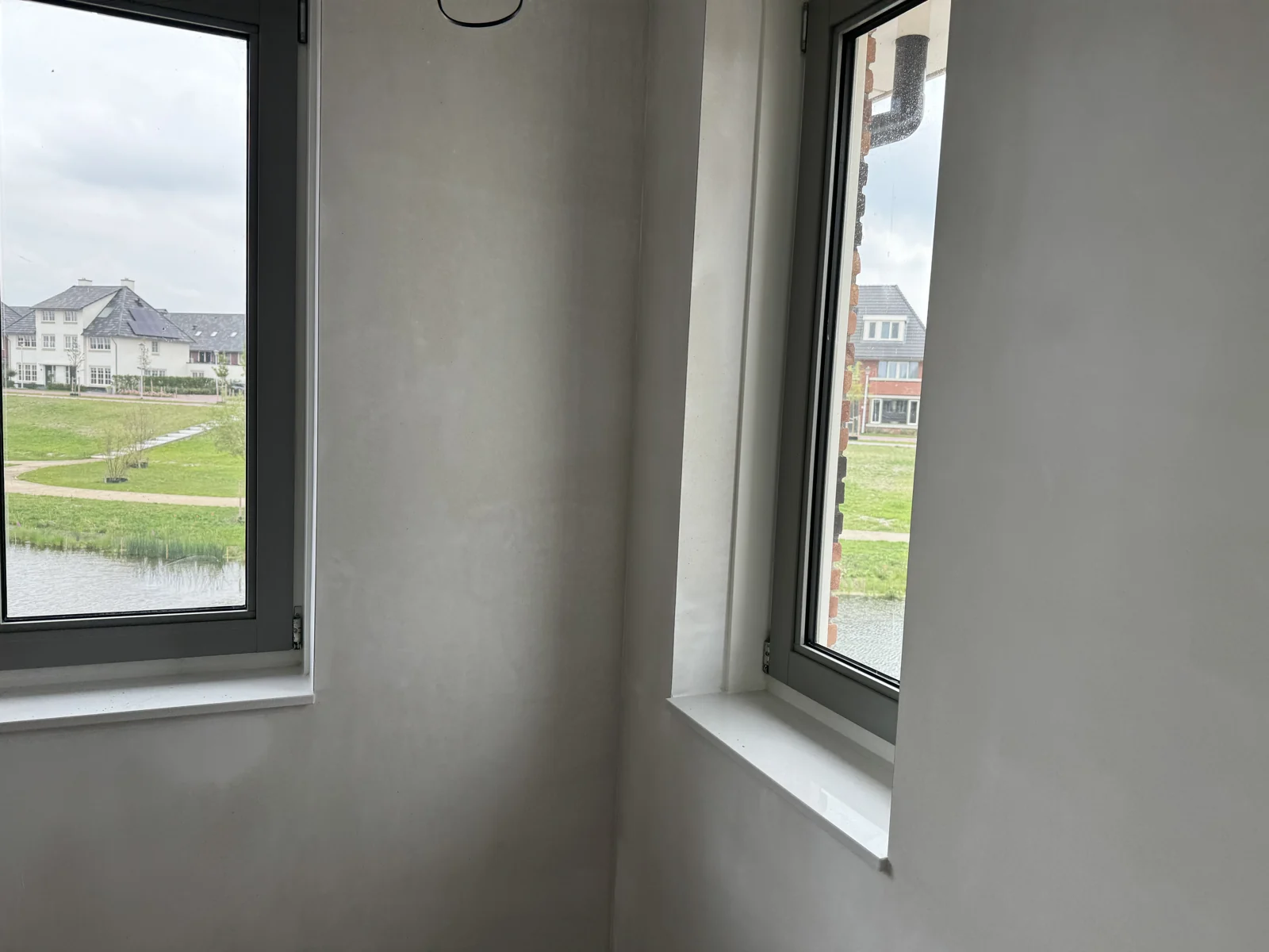 Strakke wandafwerking rond ramen — Batur Bouw